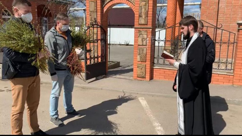 Волонтеры г. Каменск-Шахтинский раздали прихожанам освященные веточки вербы в праздник Входа Господня в Иерусалим
