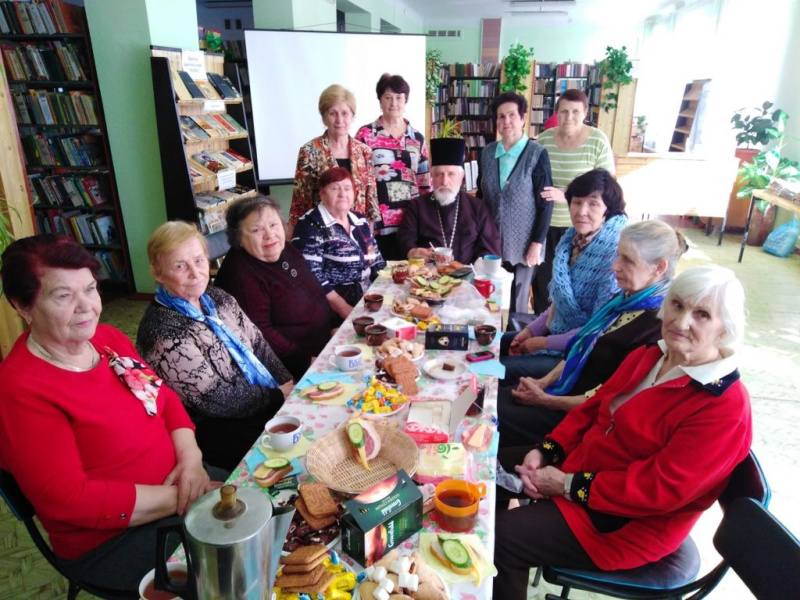 В шахтинской библиотеке протоиерей Николай Уваров провел просветительскую встречу с получателями услуг Центра социального обслуживания населения «Мы вместе»