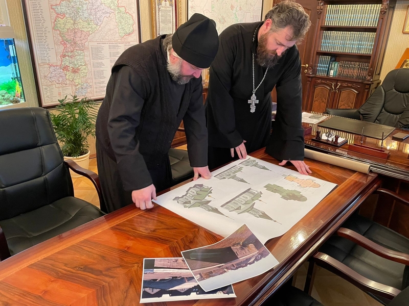 Преосвященнейший епископ Симон и иерей Алексий Скосарев обсудили проект расширения храма праведного Иоанна Кронштадтского в городе Шахты