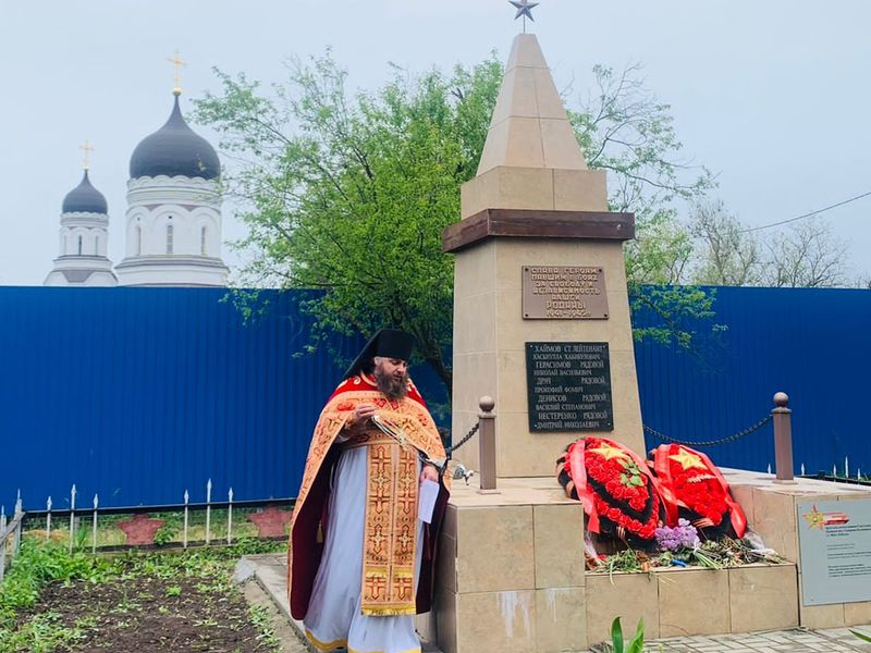 Иеромонах Варнава (Максименко) вместе с приходом совершил панихиду по воинам, погибшим в Великой Отечественной войне