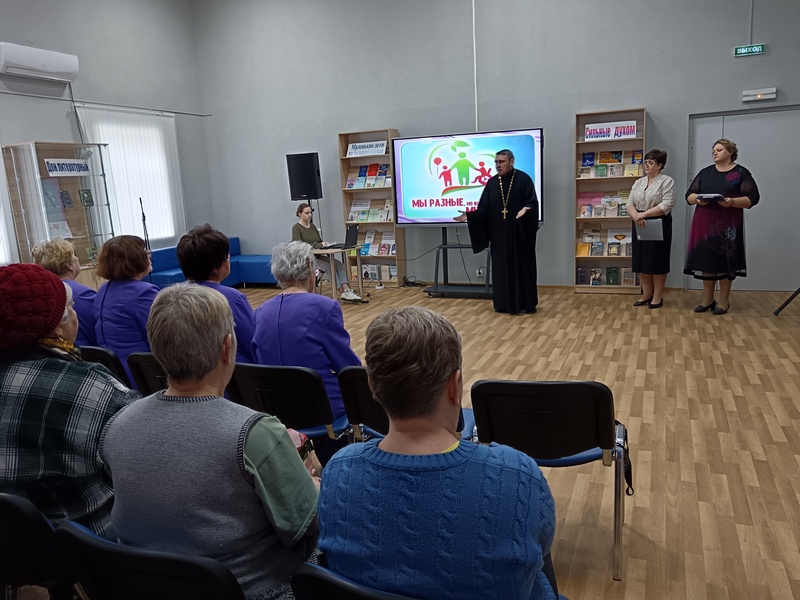 В Международный день инвалидов в в Новошахтинске прошел час милосердия «Пусть доброта как солнце греет»