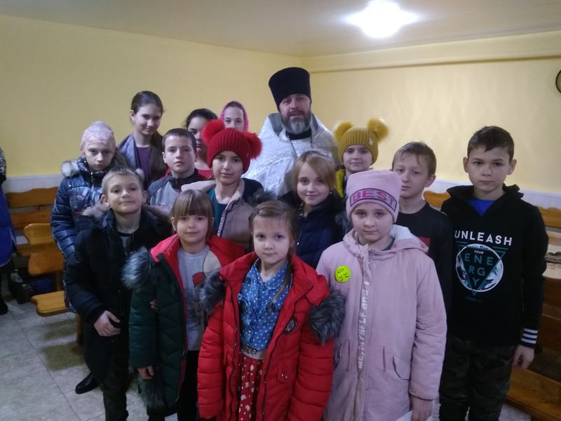 В Святочные Рождественские дни дети воскресной группы храма Святителя Николая ст. Багаевской подготовили родителям праздничное представление