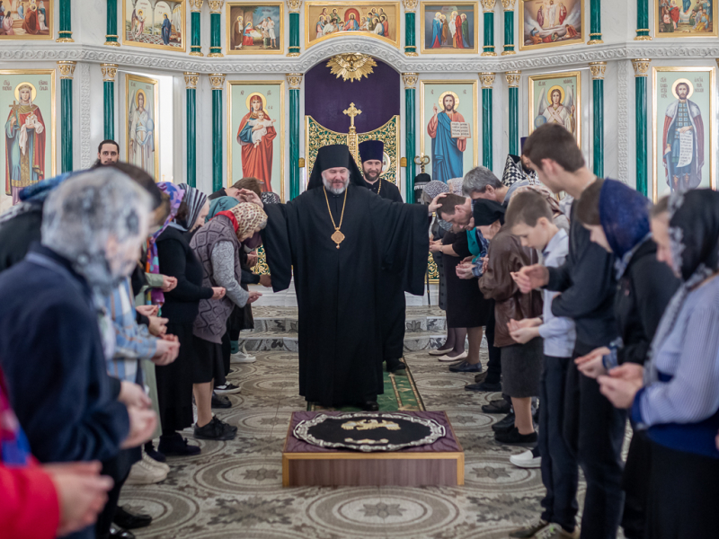 Преосвященнейший епископ Симон совершил Литургию Преждеосвященных Даров в храме святого благоверного князя Александра Невского города Шахты