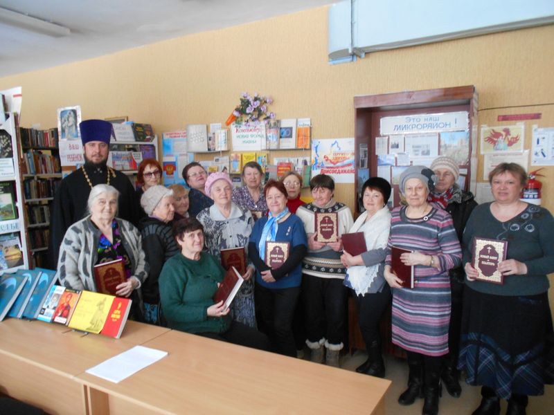 В городе Донецке в День православной книги настоятель храма святой блаженной Матроны Московской протоиерей Александр Барановский провел беседу в городской библиотеке с подопечными социальной службы