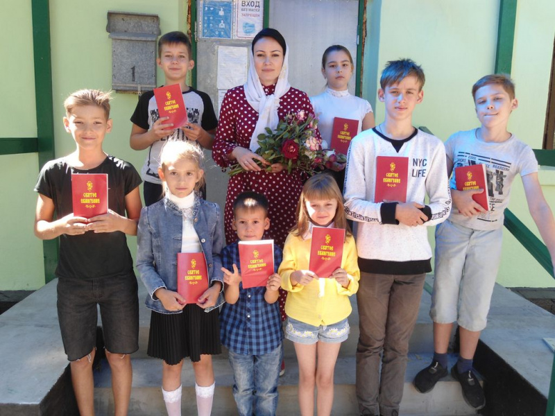 В воскресной школе «Радость» при храме Почаевской иконы Богородицы г. Каменск-Шахтинский состоялась беседа с учащимися о духовной литературе