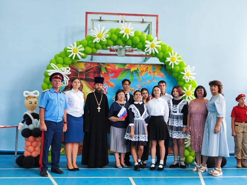 В День знаний духовенство Нижнедонского благочиния посетило торжественные линейки в общеобразовательных школах