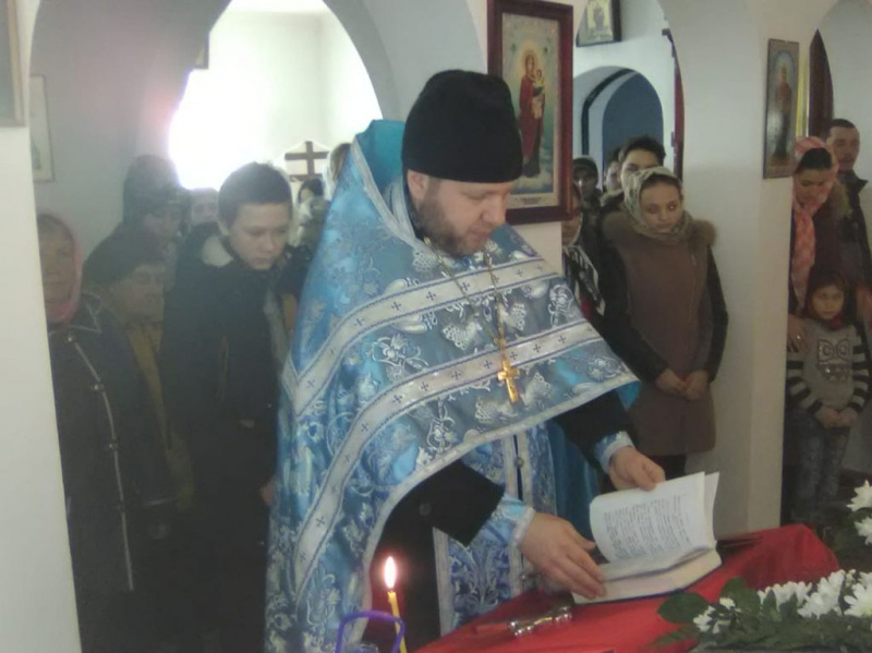 В храме святой блаженной Ксении Петербургской поселка Садовый в день празднования Сретения Господня прошел водосвятный молебен и освящение сретенских свечей