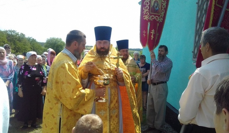 В храме Всех Святых в земле Русской просиявших г. Шахты по случаю престольного дня была совершена Божественная литургия