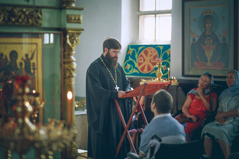 «Один из главных смыслов христианской жизни – учиться жить по Евангелию». В Покровском кафедральном соборе г. Шахты продолжаются регулярные беседы на евангельское чтение