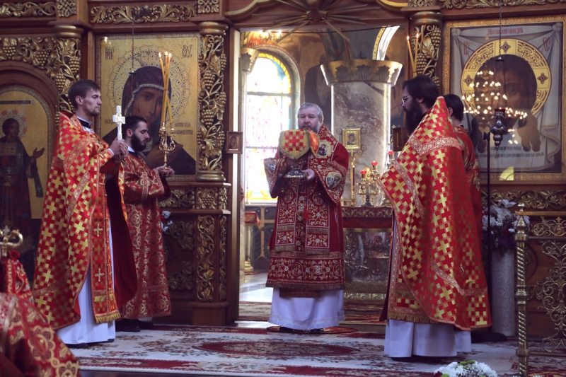 В субботу Светлой седмицы Преосвященнейший епископ Симон совершил Божественную литургию в Покровском кафедральном соборе города Шахты