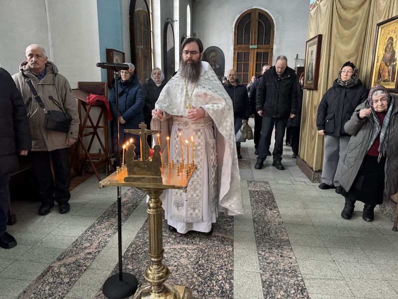 Благочинный Александровск-Грушевского округа совершил панихиду по невинно убиенным казакам