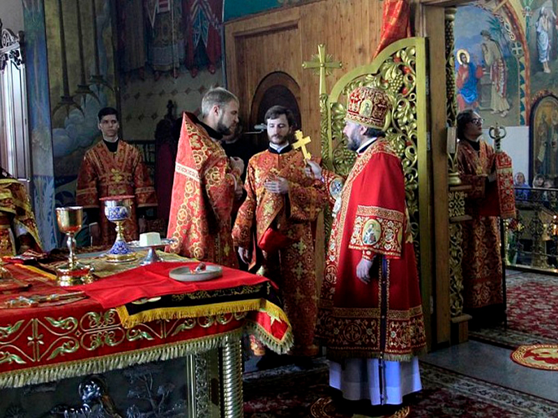 Преосвященнейший епископ Симон совершил Божественную литургию в Покровском кафедральном соборе г. Шахты