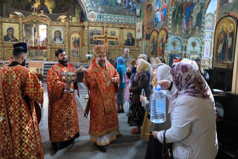 В праздник Преполовения Пятидесятницы Преосвященнейший епископ Симон совершил литургию в Покровском кафедральном соборе города Шахты