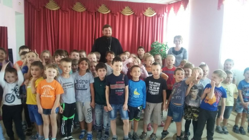 Благочинный приходов Донецкого округа иерей Владимир Татаркин посетил МБДОУ детский сад № 10 Лазорик города Донецка