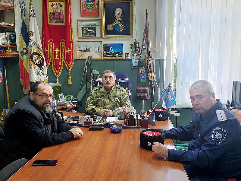 Окружной священник Донецкого округа провел рабочую встречу с атаманом Донецкого округа и атаманом ГКО города Каменска-Шахтинского