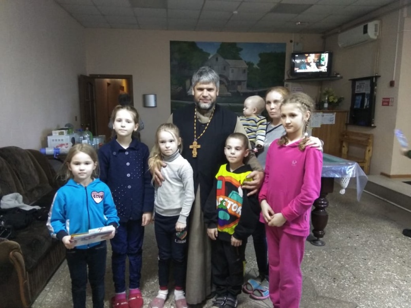 Иерей Сергий Столяров посетил беженцев из Донбасса