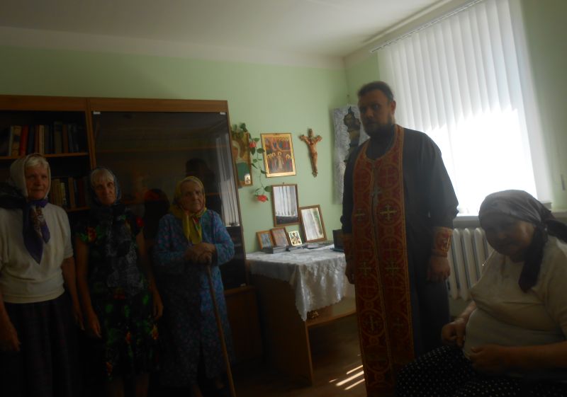 В день Усекновения главы Иоанна Предтечи иерей Сергий Артюшенко посетил социальный центр для престарелых г. Новошахтинска, который находится в поселке Новая Соколовка