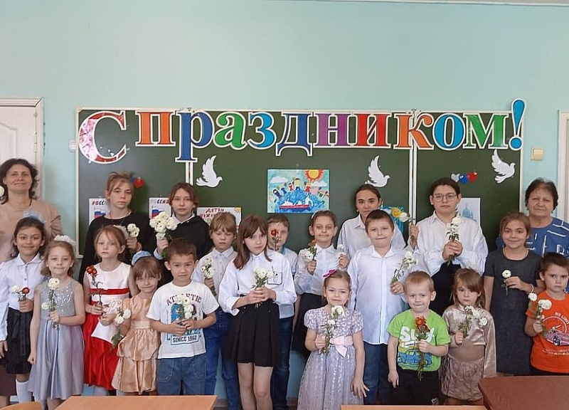 Познавательная программа, посвященная Дню народного единства и Казанской иконы Божьей Матери, прошла в детском приюте «Огонек» поселка Каменоломни