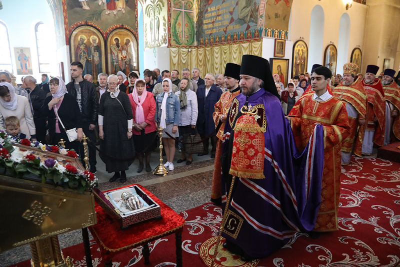 В Покровском кафедральном соборе г. Шахты состоялось соборное богослужение перед великой святыней – частицей мощей святителя Луки, архиепископа Крымского