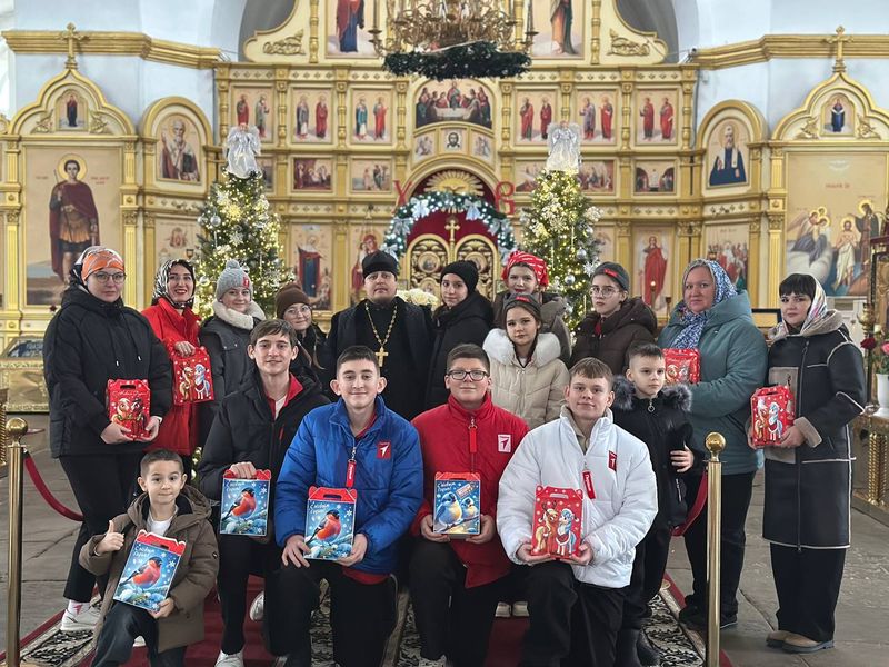 Активисты «Движения Первых» посетили Успенский храм станицы Калитвенской