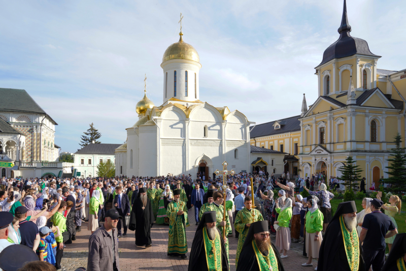 В канун праздника обретения мощей преподобного Сергия Радонежского Преосвященнейший епископ Симон с сонмом архипастырей сослужил Святейшему Патриарху Кириллу в Троице-Сергиевой лавре