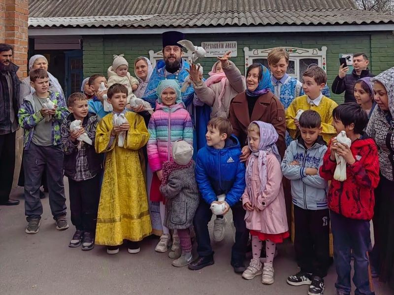 В храме Архангела Михаила поселка Каменоломни по традиции праздника Благовещения выпустили в небо голубей