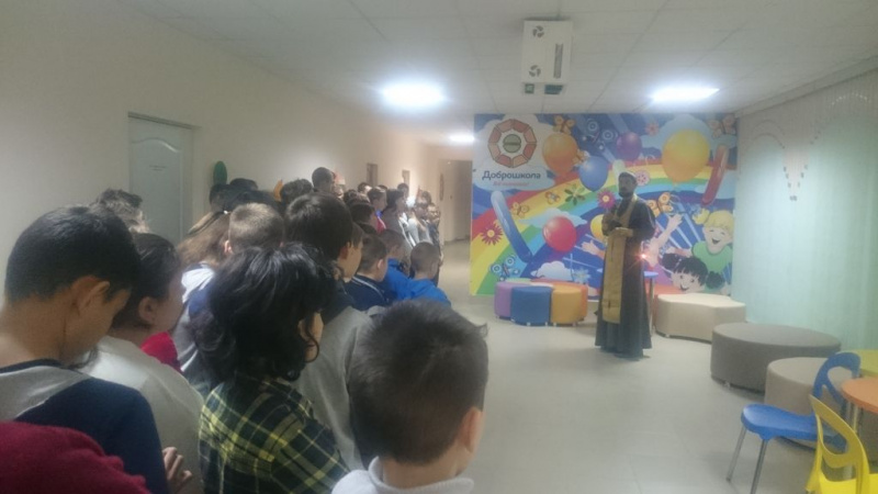 Иерей Иоанн Трофимов и помощник благочинного Александровск-Грушевского округа посетили Шахтинскую специальную школу-интернат № 16