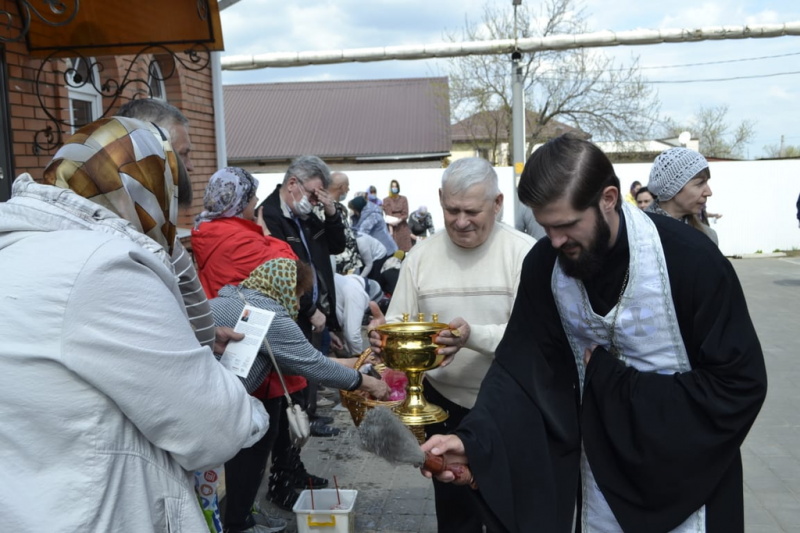 Настоятель Свято-Троицкого храма г. Каменск-Шахтинский освятил пасхальные подношения прихожан