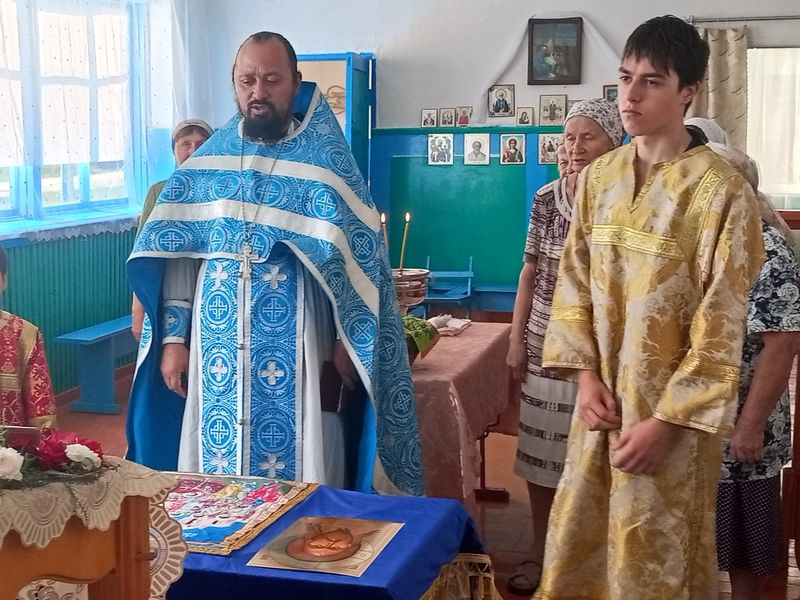 В храме пророка Илии хутора Нижнемакеевский прошла праздничная литургия с освящением орехов и крестным ходом