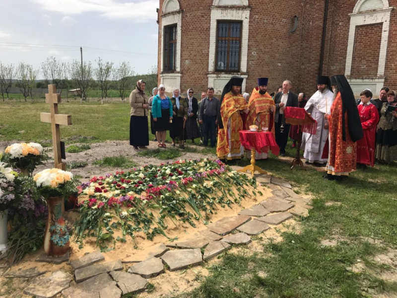 В храме Покрова Пресвятой Богородицы слободы Никольской была совершена Божественная литургия и панихида