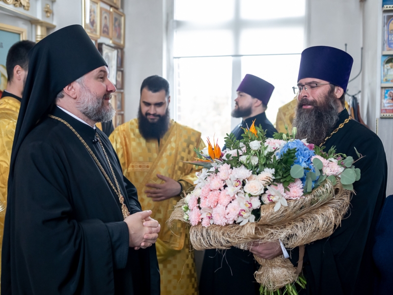 В день своего рождения Преосвященнейший епископ Симон совершил Божественную Литургию в храме в честь Семистрельной иконы Божией Матери города Шахты