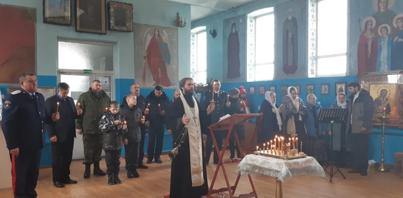 В храме Архистратига Михаила п. Каменоломни прошла панихида по невинно убиенным казакам в годы Гражданской войны и репрессий