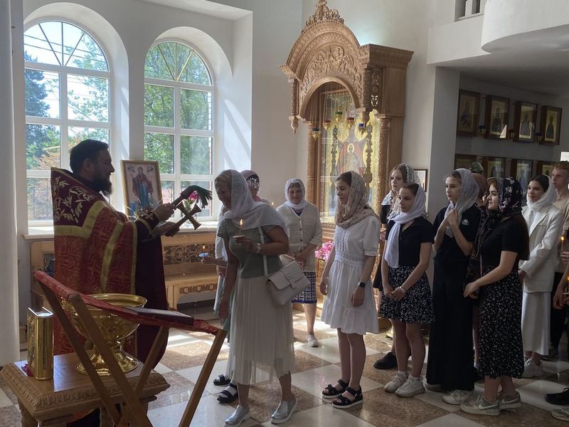 Молебен перед сдачей государственных экзаменов для учащихся 9-11 классов донецких школ