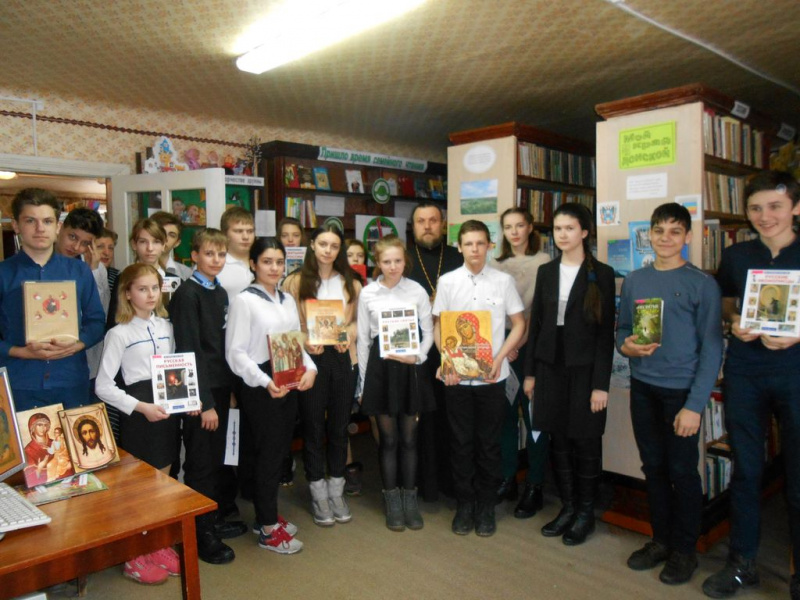 В День православной книги в библиотеке «Очаг» пос. Новая Соколовка прошла встреча школьников иереем Сергием Артюшенко