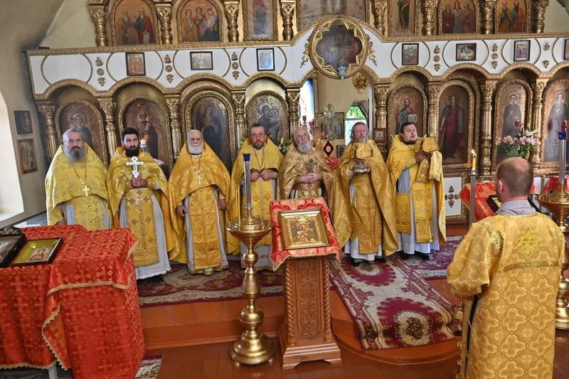 В Пантелеимоновском храме посёлка Глубокий прошло соборное богослужение в день Рождества святителя Николая