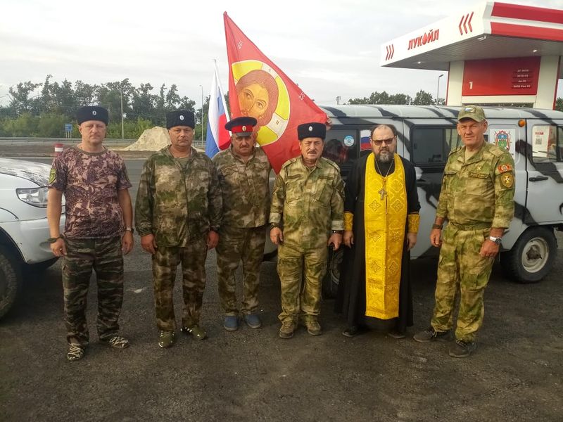 Казаки Донецкого и Восточного округов доставили гуманитарную помощь бойцам казачьего штурмового отряда «Шторм»