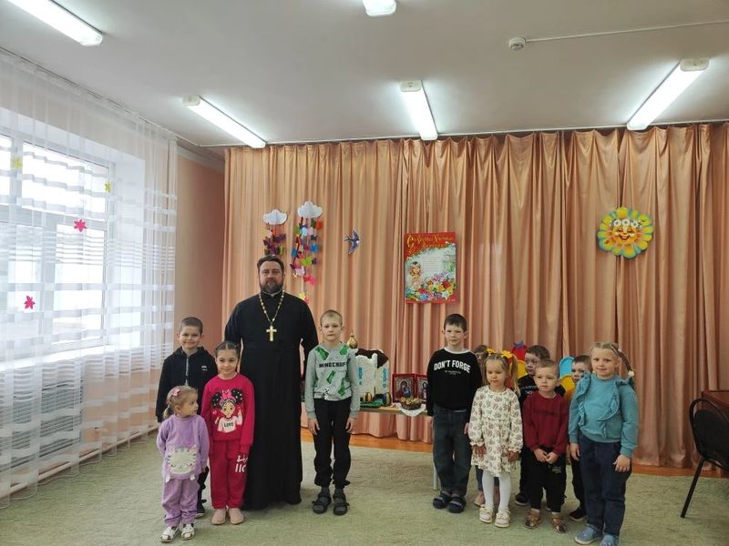В Миллерово священник рассказал воспитанникам детского сада № 5 о Светлой Пасхе