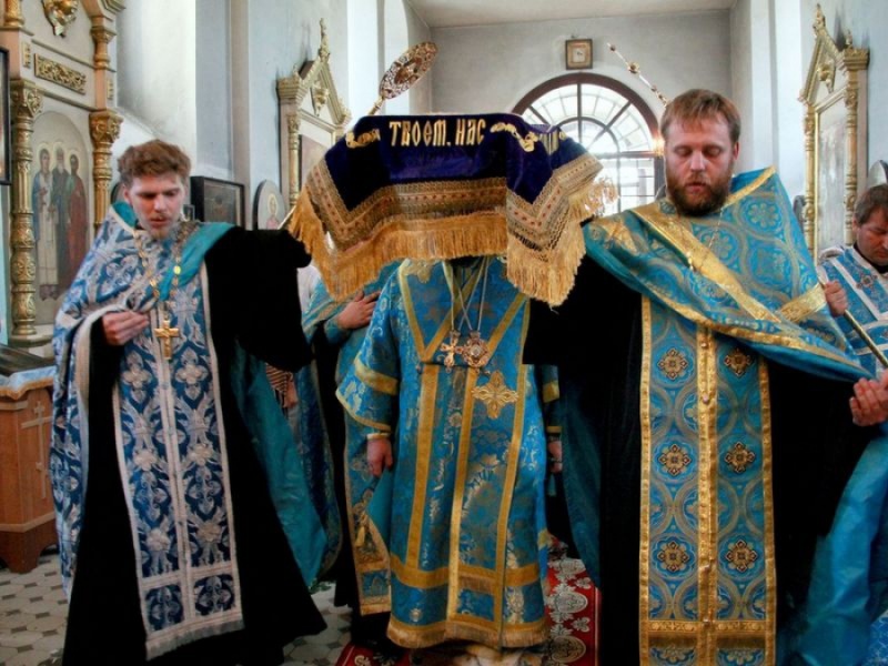 В Успенском храме Донецкого епархиального подворья епископ Игнатий совершил вечернее богослужение с чином погребения Плащаницы Пресвятой Богородицы