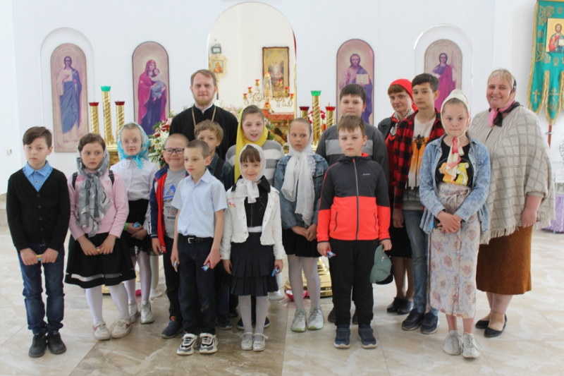 Воспитанники воскресной школы «Светоч» поздравили прихожан храма святителя Николая Чудотворца г. Зверево с Днем славянской письменности и культуры
