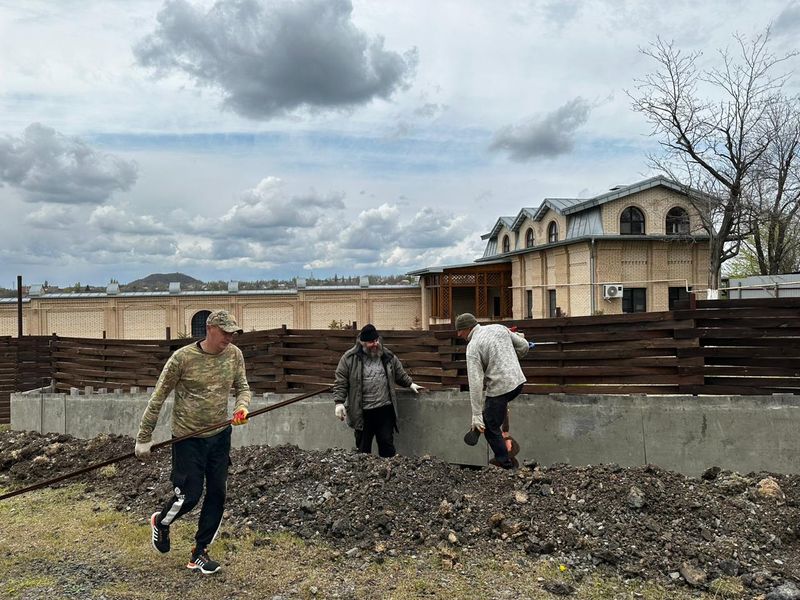Прихожане и настоятель благоустраивают территорию храма иконы Божией Матери «Взыскание погибших»