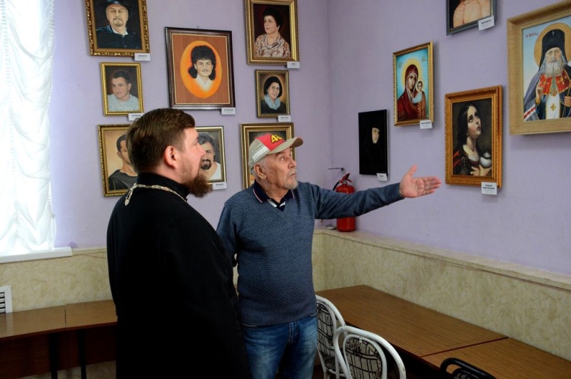 Благочинный приходов Донецкого округа посетил выставку известного Донецкого художника