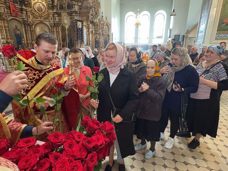 В Свято-Успенском храме поздравили прихожанок с днем святых жен-мироносиц