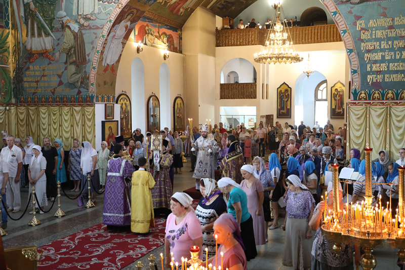 Епископ Симон совершил Божественную литургию и освящение меда в кафедральном соборе Шахтинской епархии