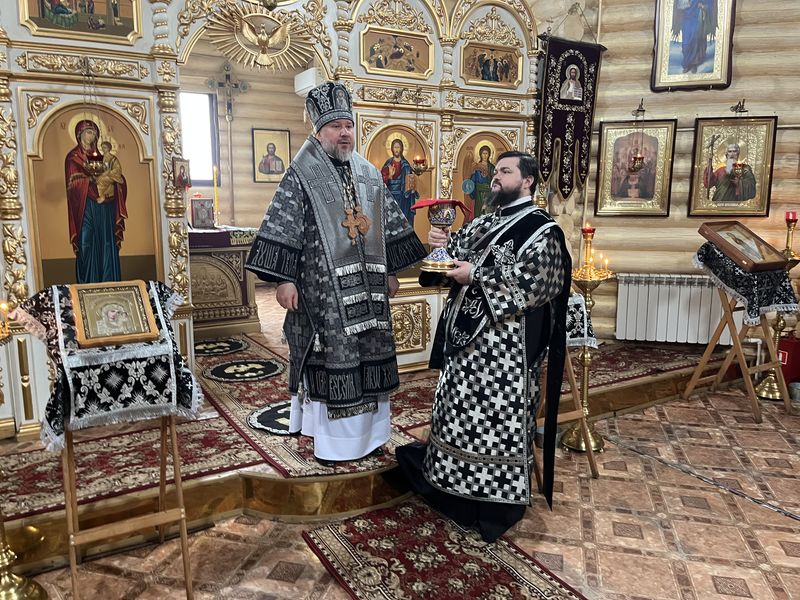 Епископ Шахтинский и Миллеровский Симон совершил Литургию Преждеосвященных Даров в храме великомученицы Екатерины города Красный Сулин