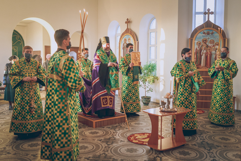 Накануне дня памяти благоверного святого великого князя Александра Невского Преосвященнейший епископ Симон совершил всенощное бдение в Александро-Невском храме г. Шахты