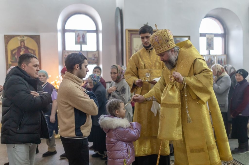 Накануне дня памяти святителя Николая Чудотворца епископ Симон совершил всенощное бдение в Никольском храме поселка Аюта