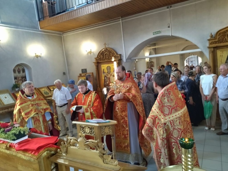 В храме Донской иконы Божией Матери г. Новошахтинска почтили память священномученика Александра, епископа Команского, небесного покровителя города Новошахтинска и горняков