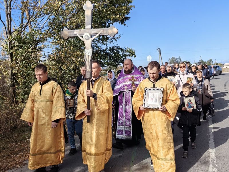 В Чертково-Калитвенском благочинии состоялся крестный ход в праздник Воздвижения Креста Господня