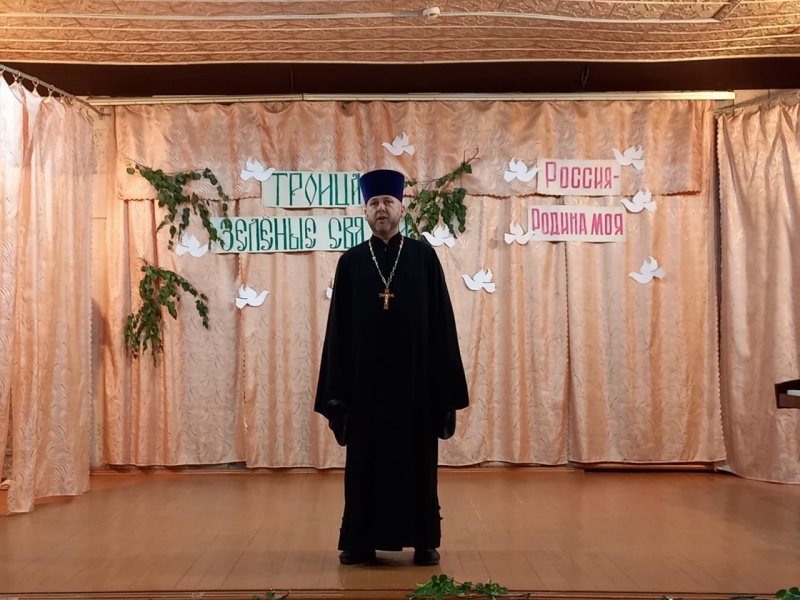 В ДК пос. Садовый Багаевского района прошел праздничный концерт, посвященный дню Святой Троицы и Дню России