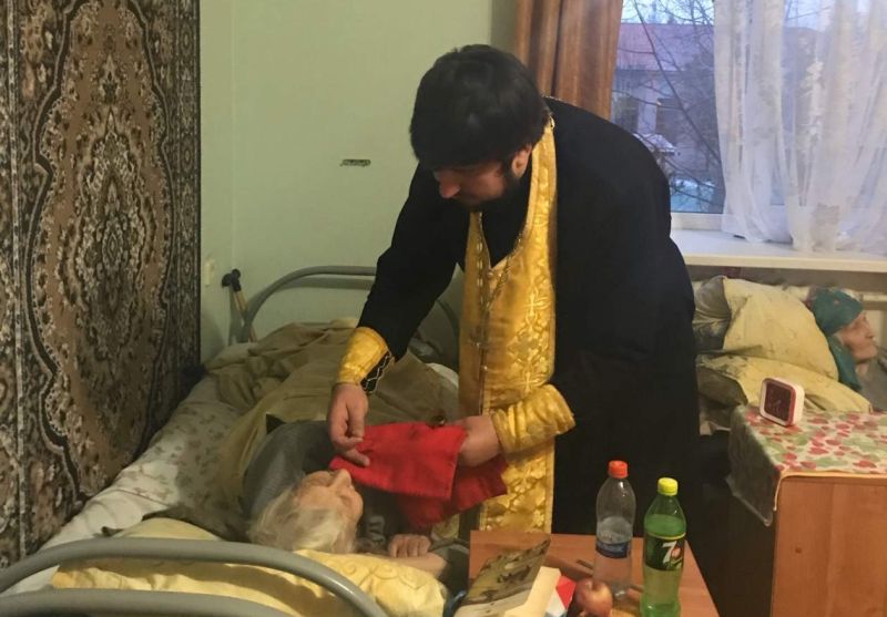 Сестры милосердия сестричества имени Царственной страстотерпице Александры Романовой Донецкого благочиния помогли подготовиться постояльцам Донецкого социального учреждения к таинству исповеди